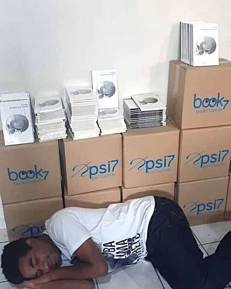 São 500 livros nessas caixas, quantidade que Wesley Barbosa costuma imprimir quando acaba o estoque.