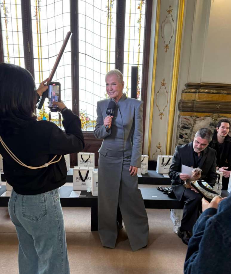Xuxa foi bastante procurada pela imprensa antes e depois do desfile