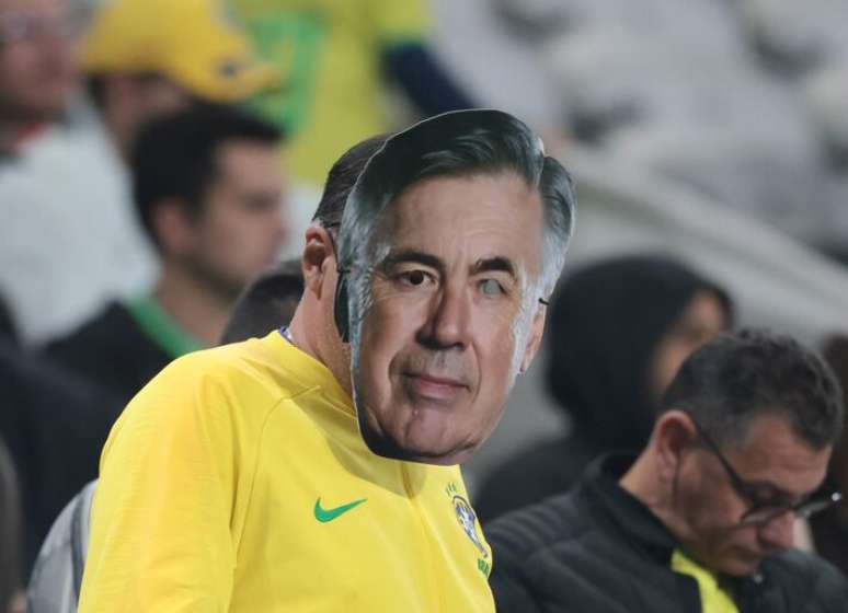 Máscara de Carlo Ancelotti também 'é tendência' no estádio.
