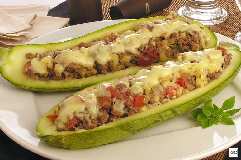 Abobrinha recheada com carne moída – Foto: Stela Handa