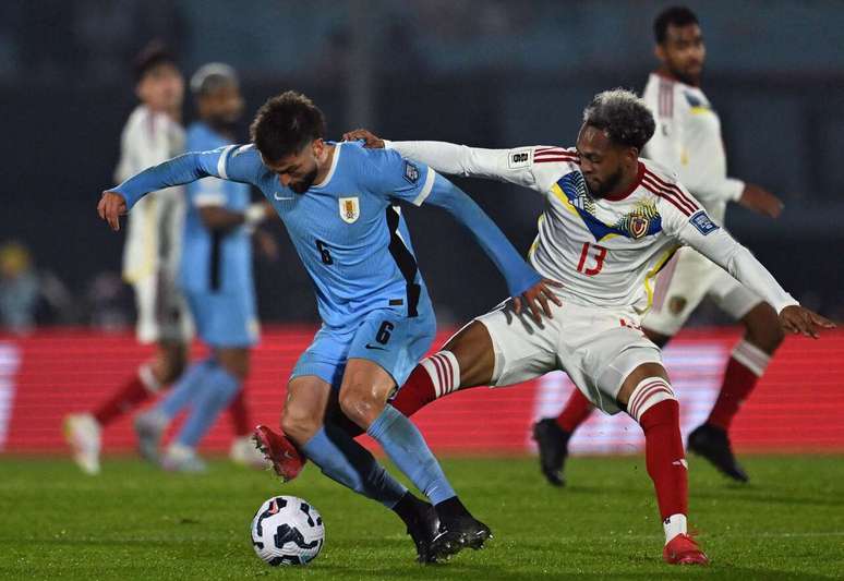 O uruguaio Bentancur recebe a marcação cerrada de José Martínez, jogador corintiano que defende a Venezuela. Celeste vence com autoridade –