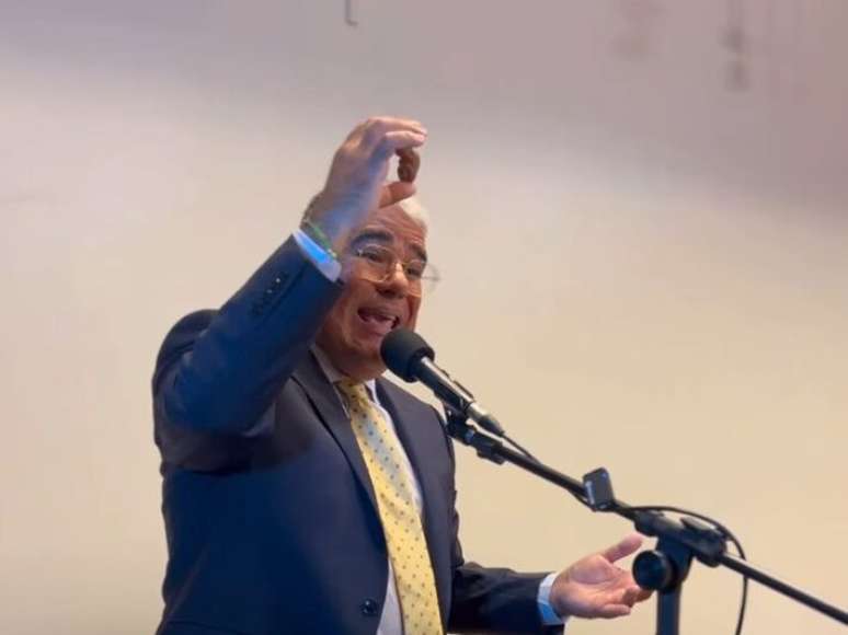 Senador Eduardo Girão usa simulação de feto para falar contra ao aborto no evento.