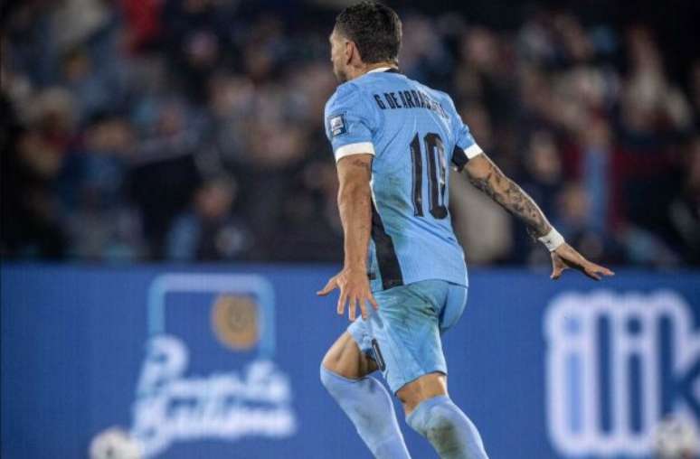 O uruguaio Bentancur recebe a marcação cerrada de José Martínez, jogador corintiano que defende a Venezuela. Celeste vence com autoridade –