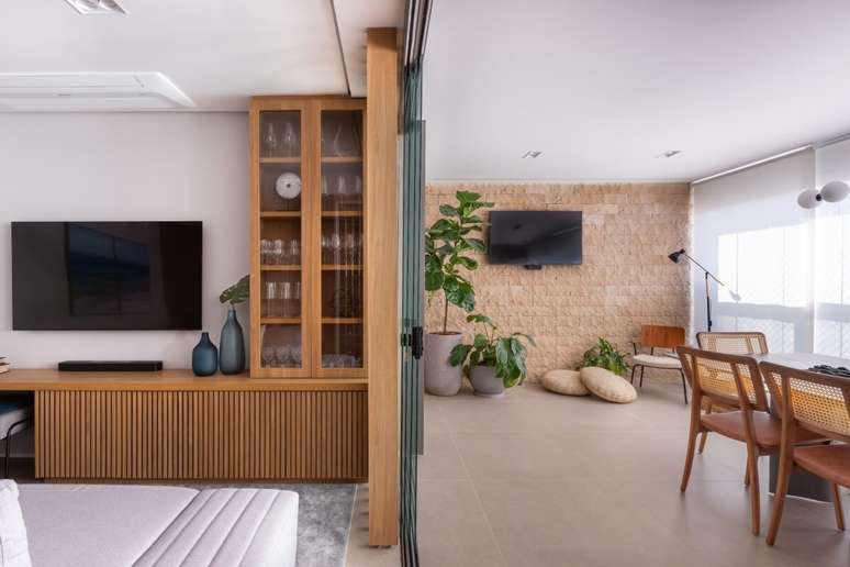 Cortinas pesadas e portas de vidro ajudam a manter o calor e organizar os ambientes Projeto: Martins Galera Arquitetura |