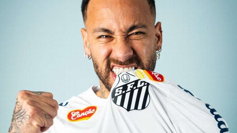 Neymar posa para foto com a camisa do Santos 