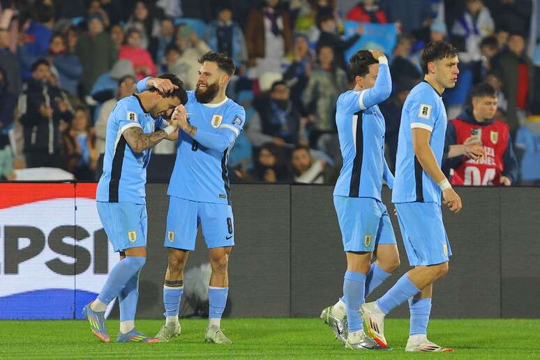 Uruguaios celebram gol contra a Venezuela