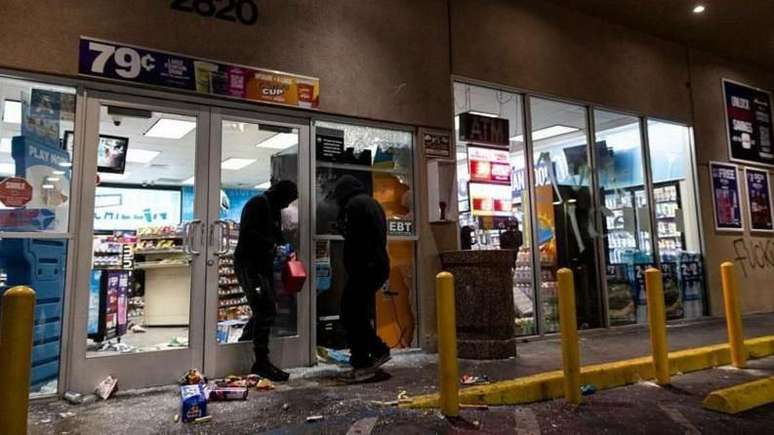 Saqueadores arrombaram um posto de gasolina em Compton, perto de Los Angeles, na madrugada de domingo (8/6)