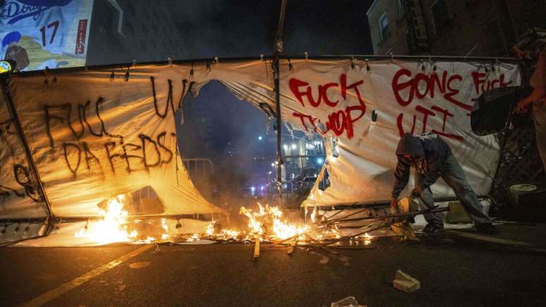 O prefeito de Los Angeles declarou toque de recolher noturno no centro da cidade, em uma tentativa de acabar com a violência que marcou os protestos contra as batidas anti-imigrantes nos últimos dias.