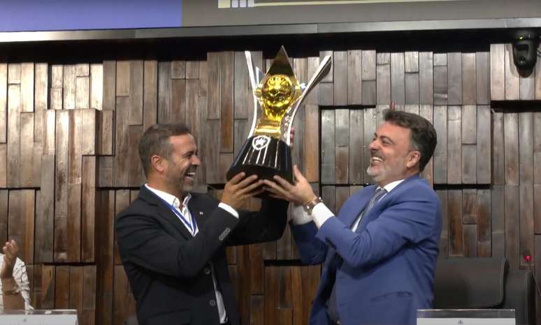 Artur Jorge levanta uma réplica do troféu do Brasileirão durante cerimônia na Alerj –