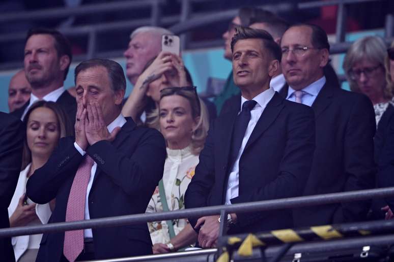 Steve Parish e John Textor acompanhando a final da Copa da Inglaterra 