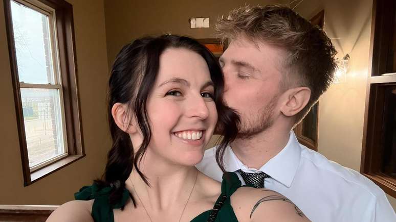 Ashley e Joe se conheceram pelo aplicativo de relacionamento e est&atilde;o juntos h&aacute; um ano