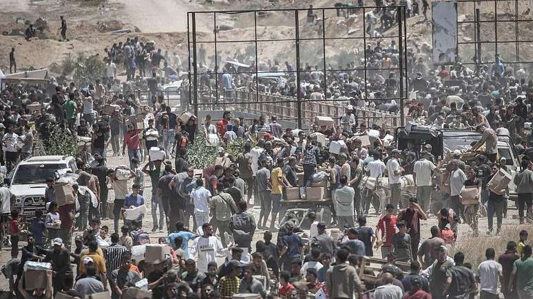 Centro de distribui&ccedil;&atilde;o de alimentos em Gaza em maio de 2025. Para Bartov, o novo sistema 'foi projetado para parecer que Israel fornece ajuda e, ao mesmo tempo, agravar o desastre humanit&aacute;rio'