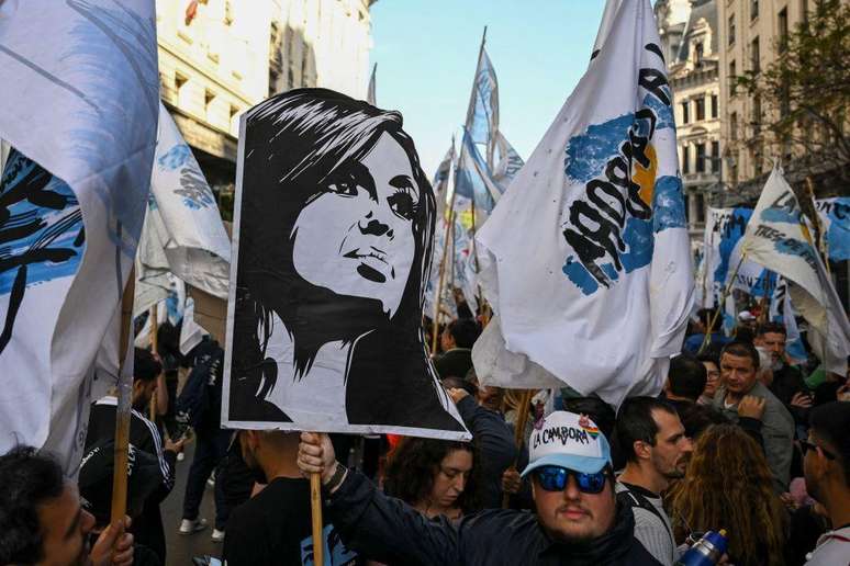Cristina Kirchner &eacute; presidente do partido peronista, que pode convocar protestos contra sua pris&atilde;o