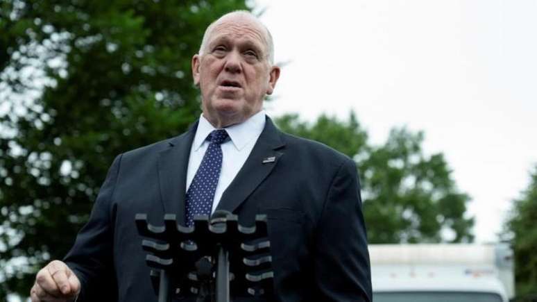 Tom Homan alertou que qualquer funcionário público que criar obstáculos à aplicação das leis federais de imigração poderá ser acusado de obstrução de justiça