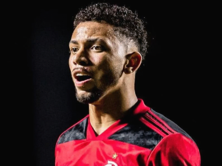 Zé Welinton é lateral-esquerdo do Flamengo e cria do Ninho do Urubu 