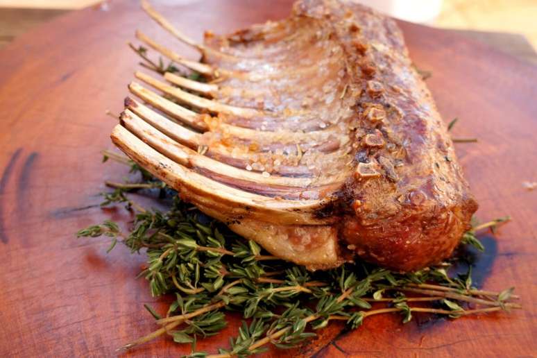 O rack de cordeiro &eacute; perfeito para harmonizar com os vinhos locais de Colonia del Sacramento 