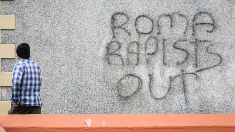 Pichação com os dizeres "Estupradores ciganos fora" em Ballymena, Irlanda do Norte, que a polícia local condenou, em 11 de junho, como cenas "vergonhosas" de violência nas ruas de uma cidade após a segunda noite de tumultos contra estrangeiros, quando 17 policiais ficaram feridos.
