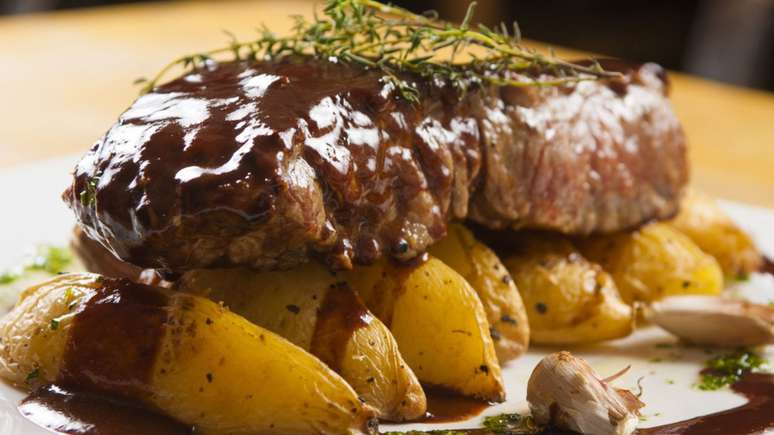 Filé mignon ao vinho com batatas – Foto: Shutterstock