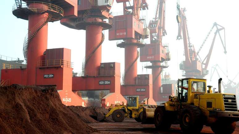 Imagem de arquivo de 2010 mostra transporte de terras raras para exportação em um porto de Lianyungang, Jiangsu, China.