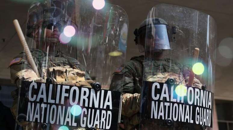 Dezenas de pessoas foram presas em Los Angeles, depois que as batidas contra imigrantes na cidade geraram quatro dias de protestos