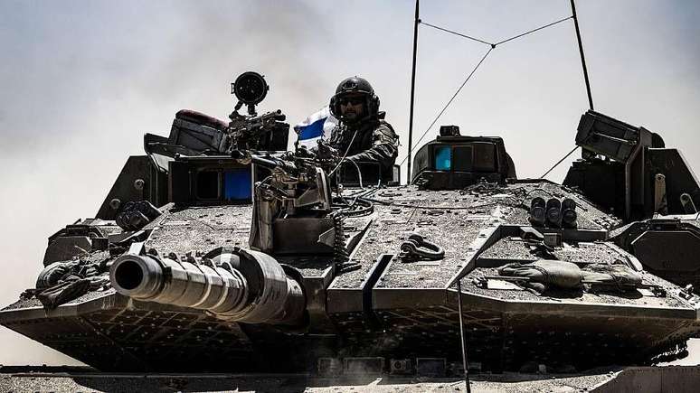 Bartov observa que, quando visitou Israel em dezembro de 2024, 'era imposs&iacute;vel' que os israelenses n&atilde;o soubessem o que estava acontecendo em Gaza. 'As informa&ccedil;&otilde;es vazam, inclusive por meio de publica&ccedil;&otilde;es nas redes sociais feitas por soldados israelenses'