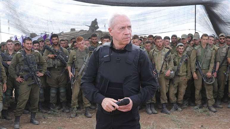 O ex-ministro da Defesa israelense, Yoav Gallant, anunciou um bloqueio a Gaza em outubro de 2023, dizendo que n&atilde;o entraria 'nem eletricidade, nem comida, nem &aacute;gua, nem g&aacute;s... estamos lutando contra animais humanos e agimos de acordo'