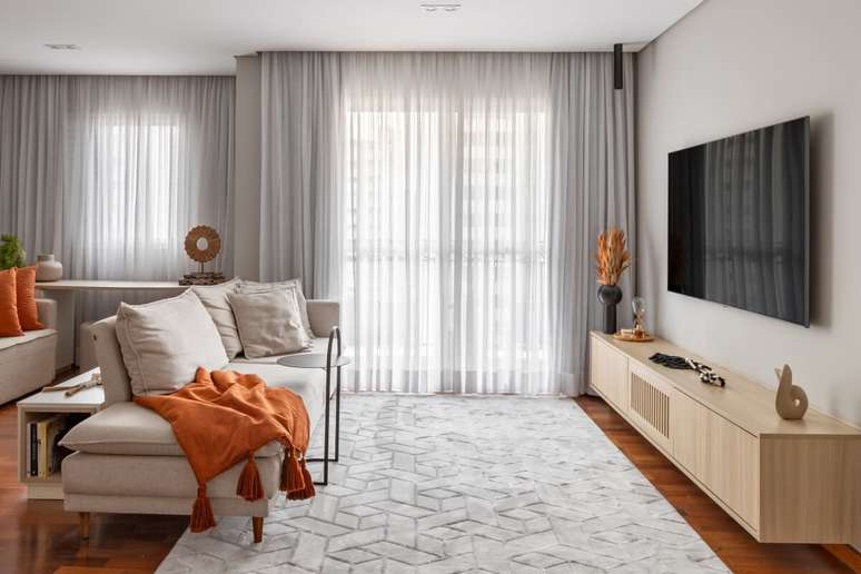 Mantas e almofadas aquecem e renovam a decoração da sala com praticidade Projeto: Martins Galera Arquitetura |
