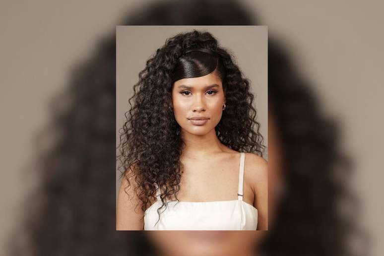 The semi -presenting hairstyle is a safe and comfortable alternative for brides 