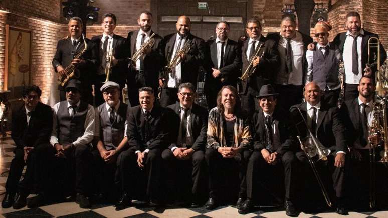Lenine e os músicos da SpokFrevo Orquestra: parceria acontece pela primeira vez em temporada fora do Brasil.