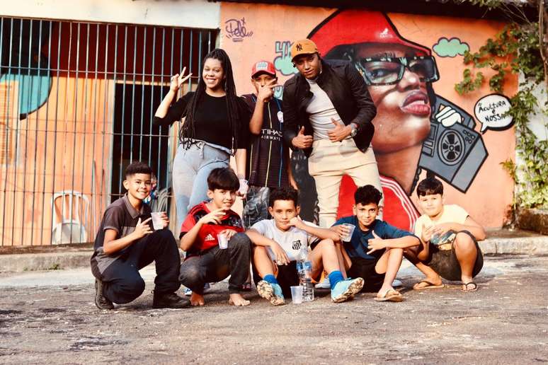 Tamires e seu irmão em frente do Centro Cultural Sabotage Vive, onde promovem atividades educativas e culturais. 