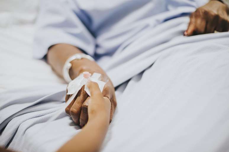 Mais da metade dos médicos optaria por eutanásia em casos avançados de câncer ou Alzheimer, aponta estudo