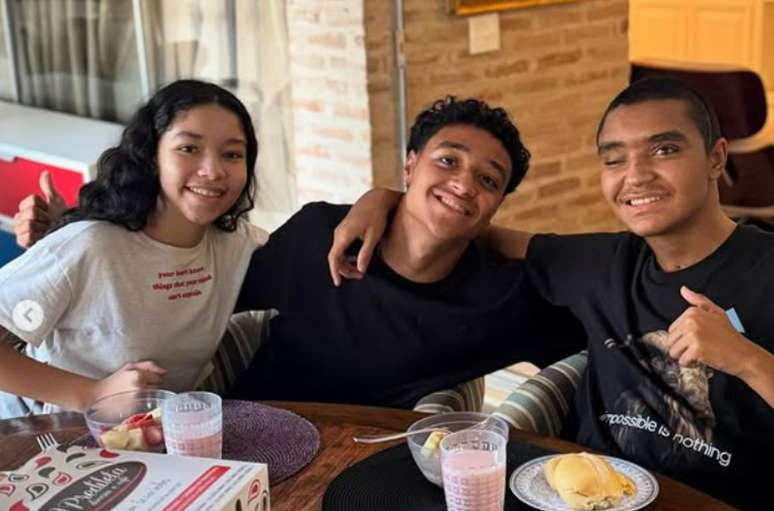 Pedro aparece ao lado da família após alta