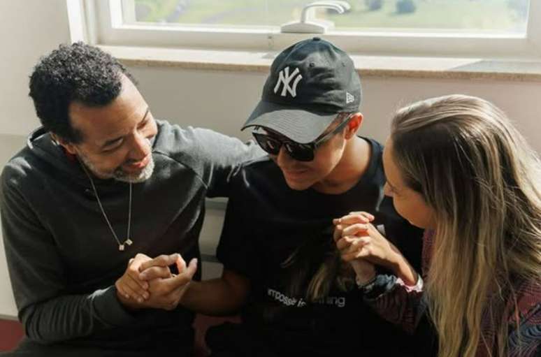 Pedro aparece ao lado da família após alta