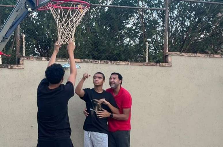 Pai compartilhou fotos de Pedro Severino jogando basquete 