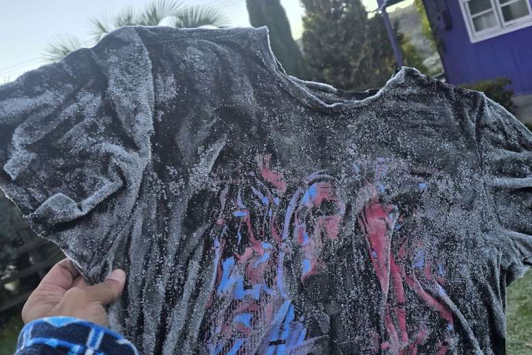 Camiseta congelou devido ao frio extremo na Serra Catarinense