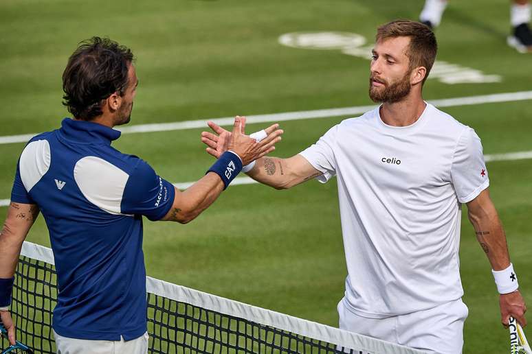 Fabio Fognini e Corentin Moutet no tradicional cumprimento na rede