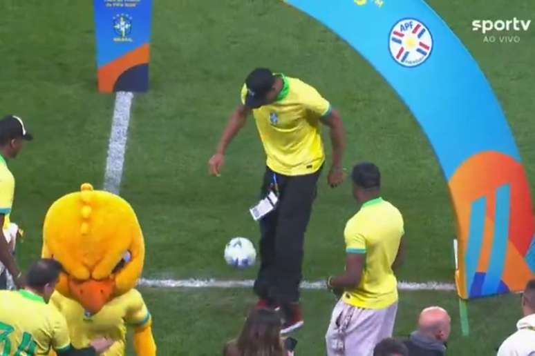 Giannis Antetokounmpo marca presença no jogo do Brasil e faz embaixadinhas