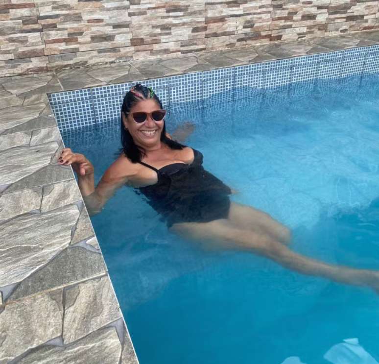 Delma celebra mudança para casa com piscina e seis quartos: 'Sonho'