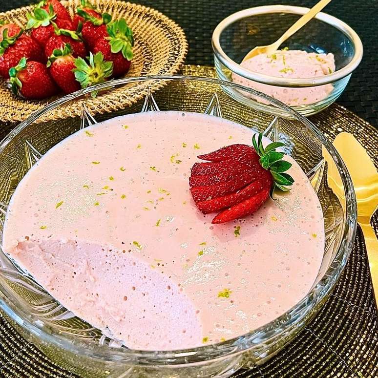 Mousse de morango de liquidificador - com gelatina