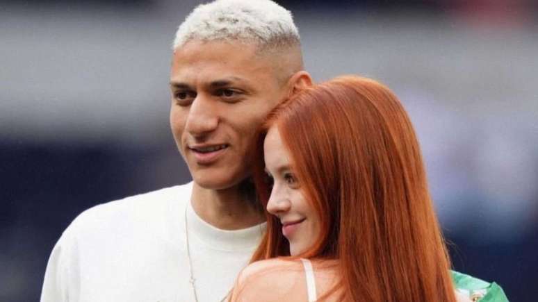 Amanda e Richarlison juntos no estádio do Tottenham