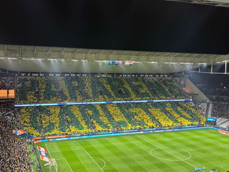 Torcedores prestam homenagem a Carlo Ancelotti