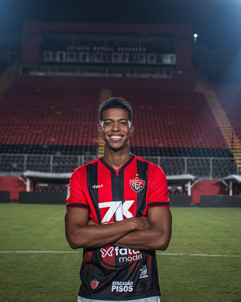 Carlinhos é anunciado no Vitória. 