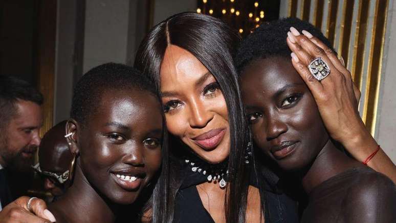 Adut Akech (esq.) e Anok Yai (dir.) entraram para o ranking das modelos mais requisitadas da moda, ao lado de Naomi Campbell