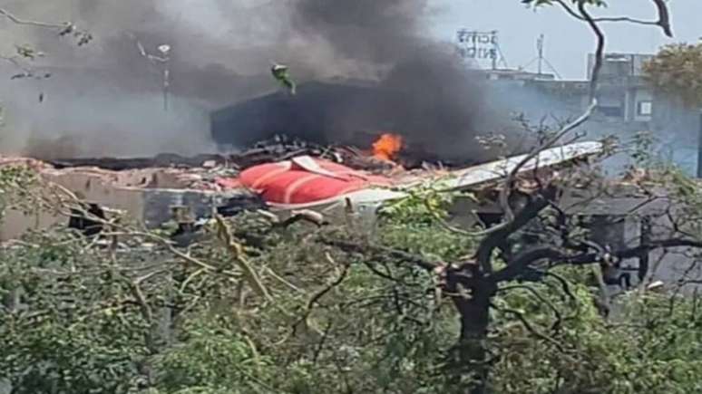 Imagem mostra avião que caiu em Ahmedabad, na Índia