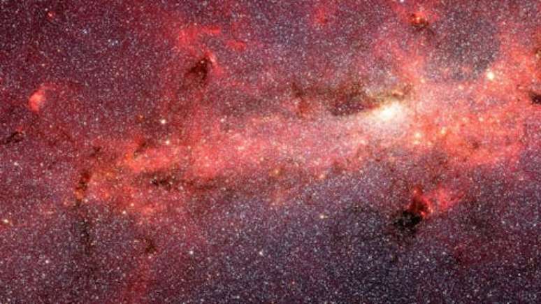 No espaço, há quatro dimensões: comprimento, largura, altura e tempo; e é essa associação espaço-tempo da física que serve de base para a ideia contraintuitiva de que o nosso Universo não tem nem nunca teve um "centro" scaliger/iStock/NASA via Getty Images Plus