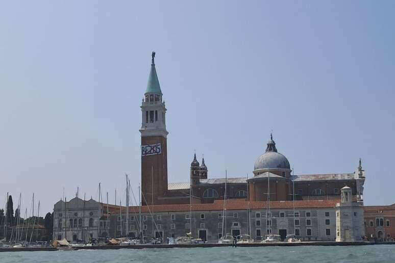 Manifestantes colocam faixa na Basílica San Giorgio Maggiore em protesto a Bezos