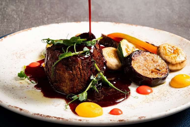 Fil&eacute;-mignon com vegetais grelhados 