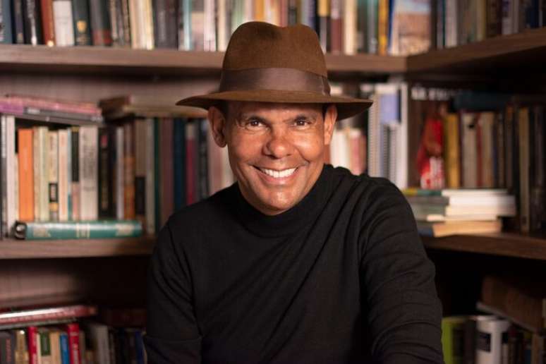 Rodrigo Silva, te&oacute;logo e arque&oacute;logo, mostra sua biblioteca ao Estad&atilde;o