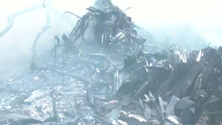 Fumaça sobe em meio aos destroços após a queda de avião em Ahmedabad