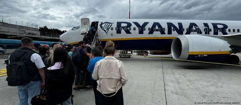Companhia irlandesa quer multar quem for retirado da aeronave por má conduta